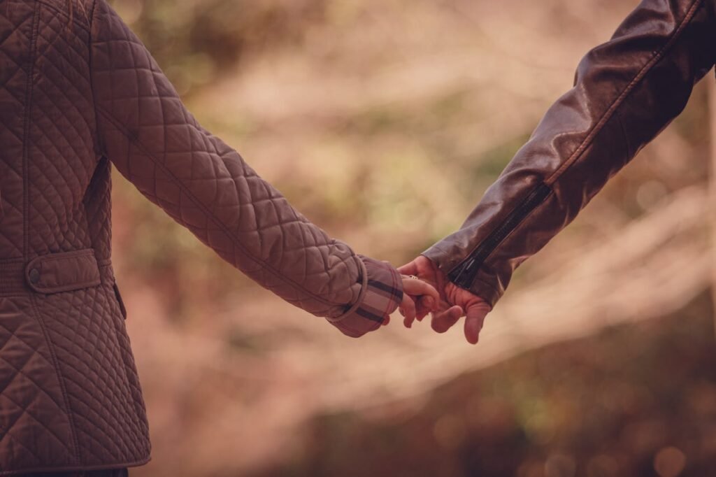 Una pareja sentada en terapia vivencial trabajando en el problema de que 'mi pareja se lo toma todo como un ataque