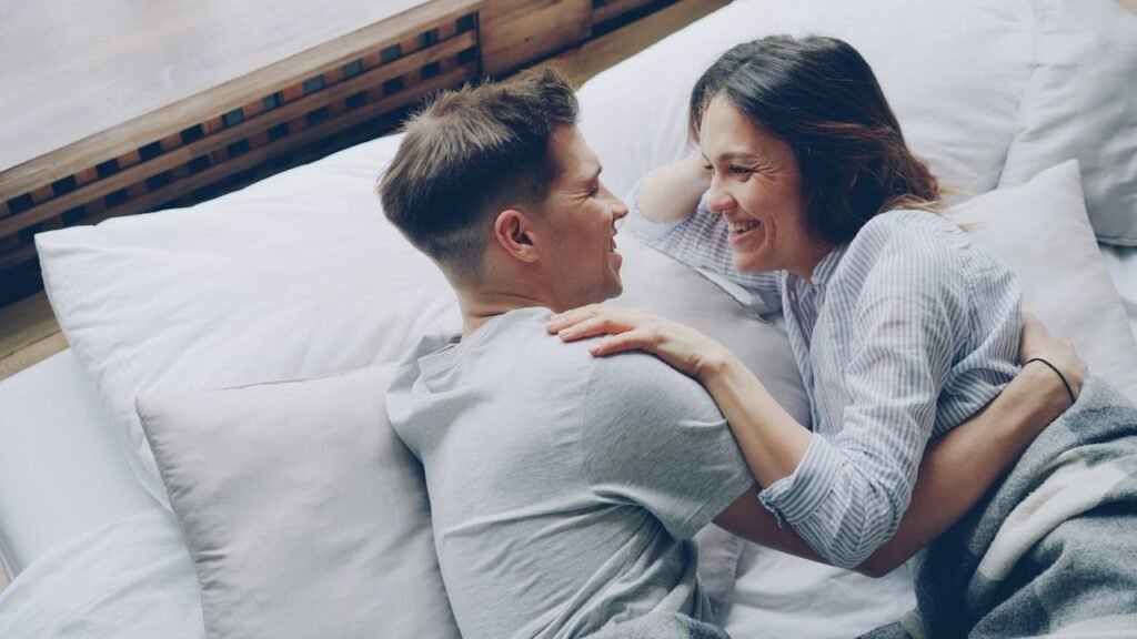 Pareja con falta de deseo sexual que siente que realmente necesita hablarlo y encontrarse