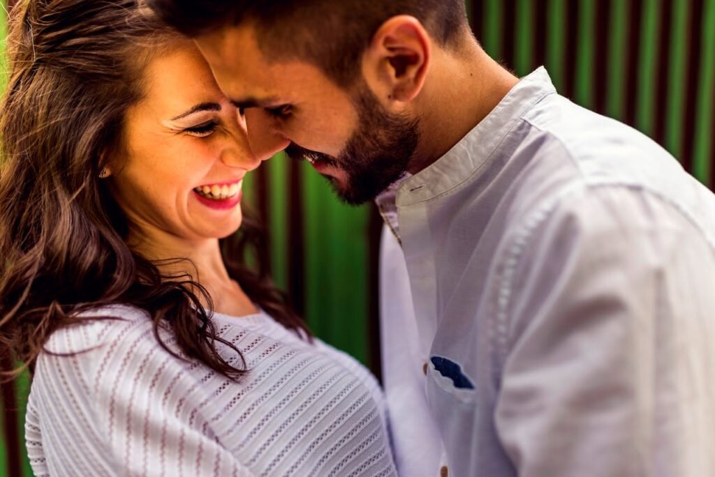 Pareja dándose un beso apasionado 5 razones por las que has perdido el deseo sexual